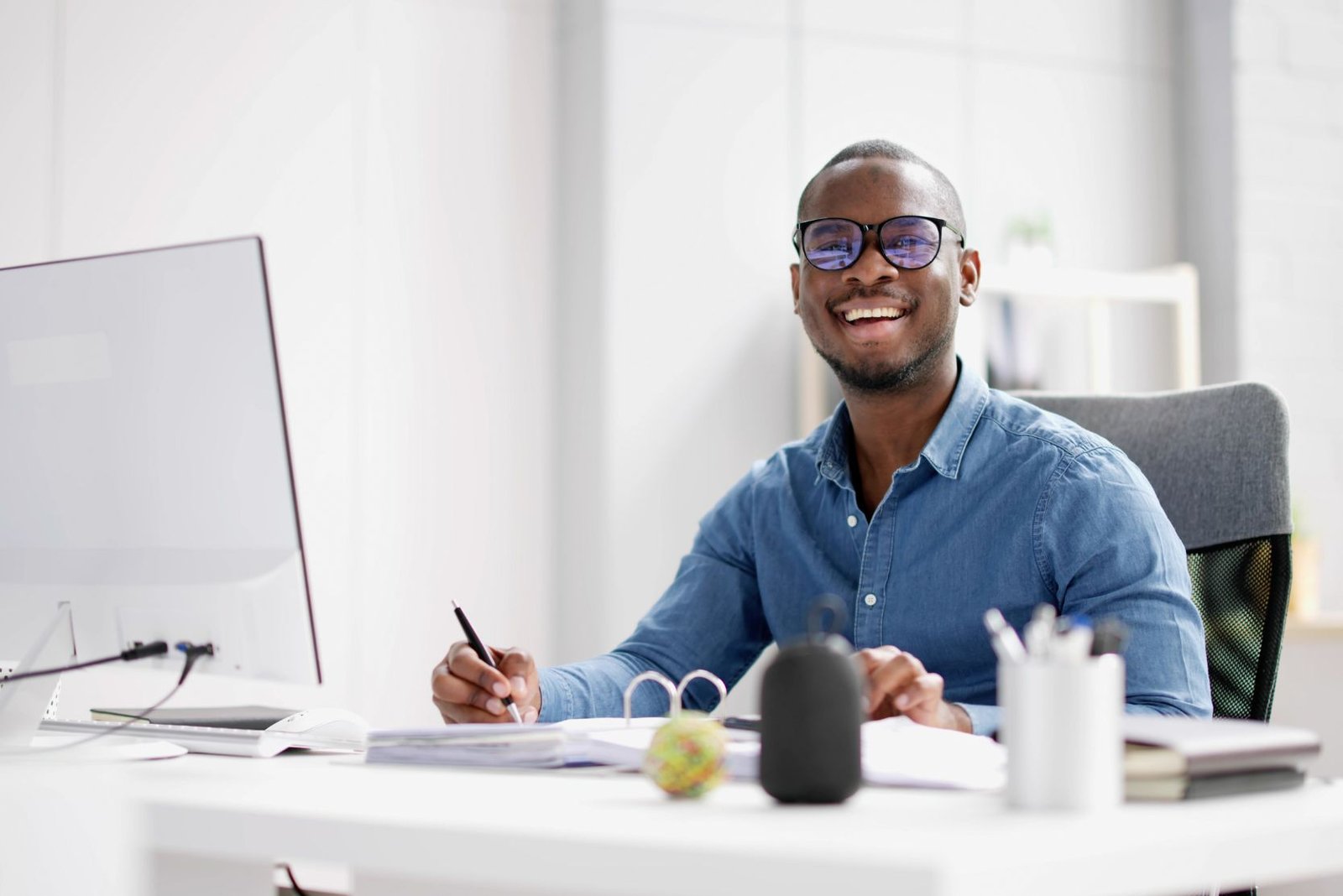 Yellow-and-Black-Simple-Professional-LinkedIn-Profile-Picture-1667-x-1113-px-3